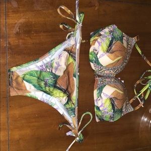 VS bikini: bottoms S top: 32B Push-up, Underwire